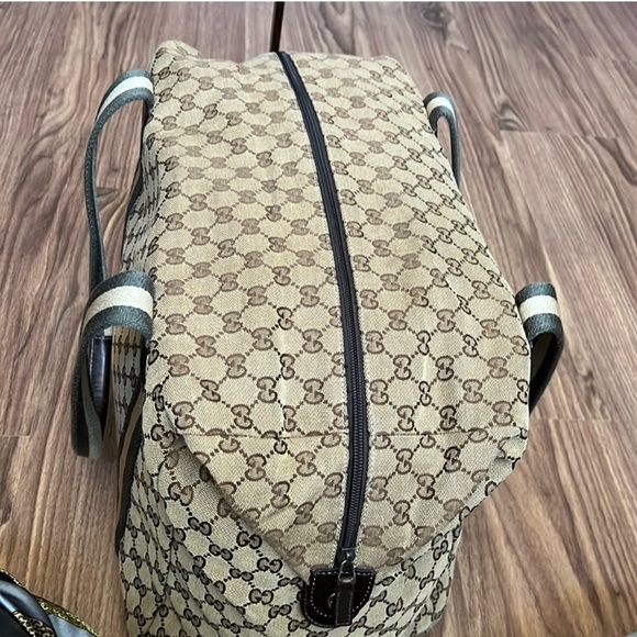A 251 - ๐ฏ% authentic Gucci duffel travel bag - Picture 12 of 16